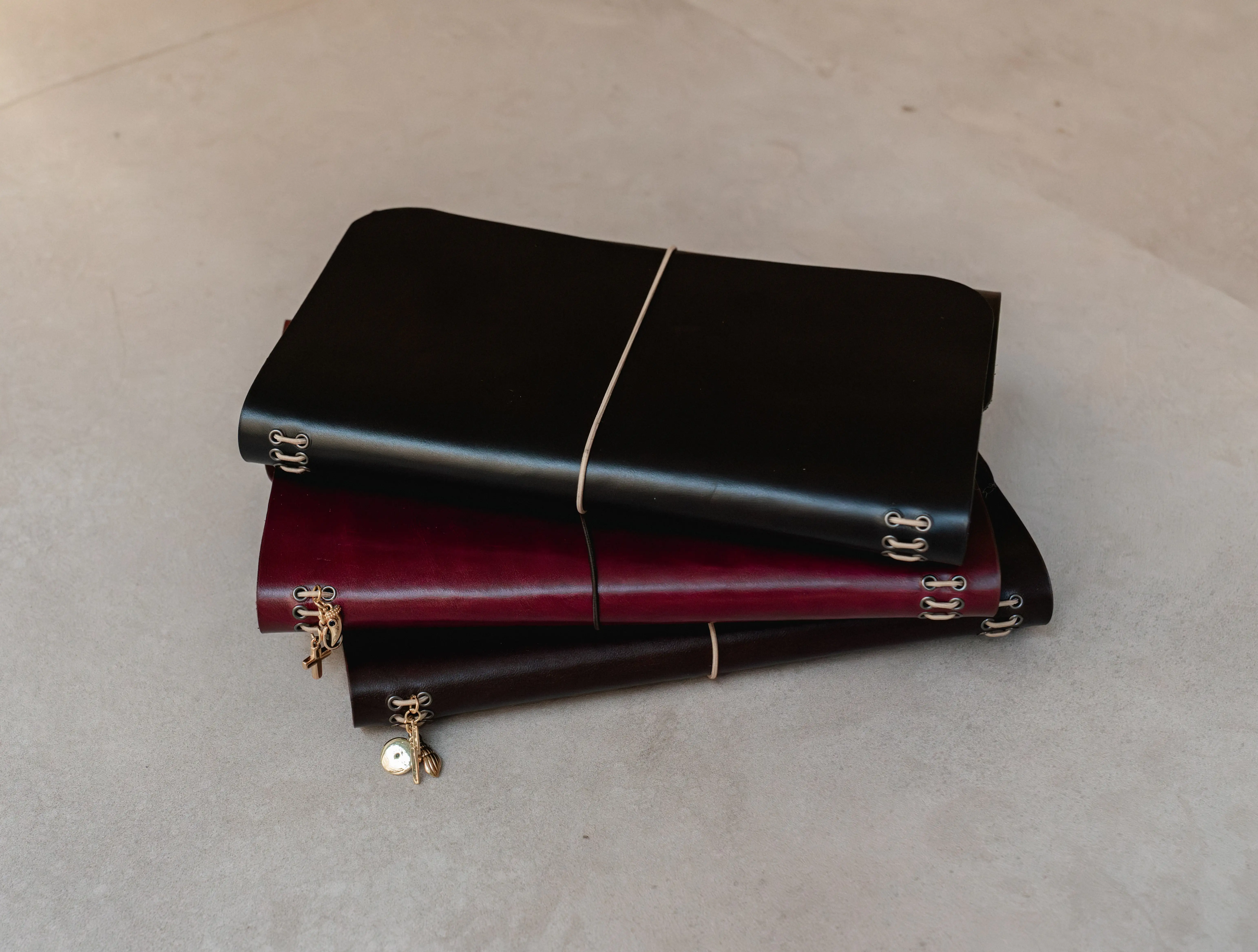 notāre journals apilados en un escritorio de madera