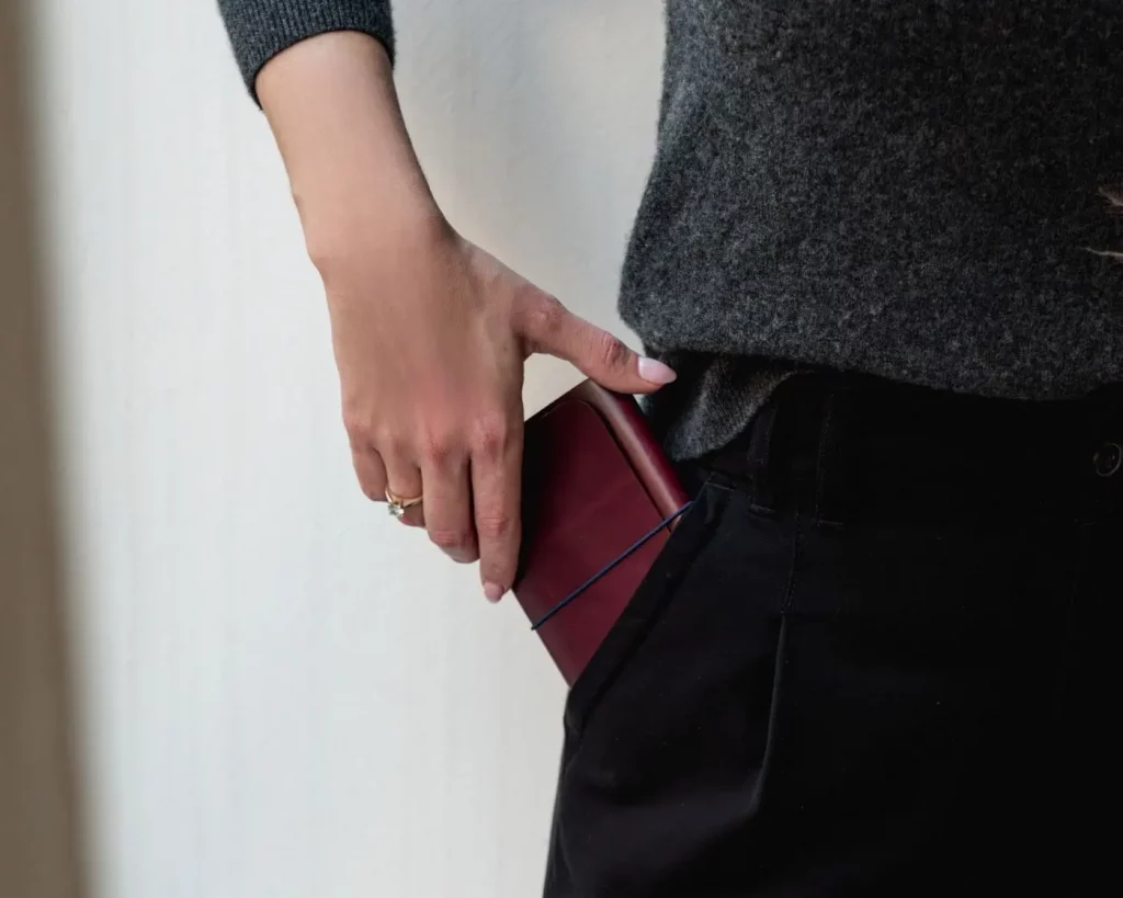 Journal de cuero notāre nomad burgundy en el bolsillo