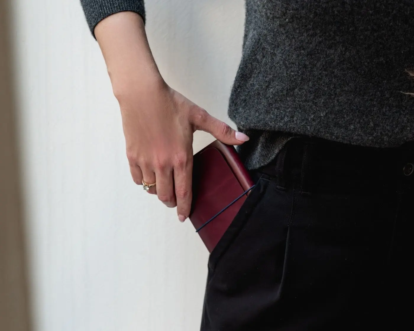 Journal de cuero notāre nomad burgundy en el bolsillo